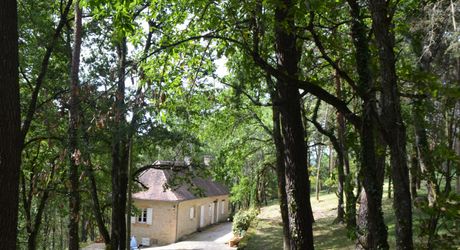 In Périgord Noir, on the heights at 10 mn from Montignac, stone house on 4 hectares in a wooded environment, without close neighbours.