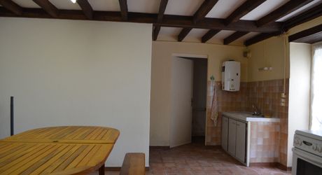 In Périgord Noir, on the heights at 10 mn from Montignac, stone house on 4 hectares in a wooded environment, without close neighbours.