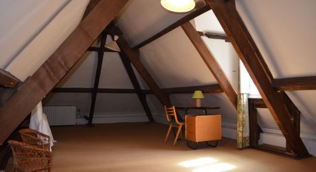 In Périgord Noir, on the heights at 10 mn from Montignac, stone house on 4 hectares in a wooded environment, without close neighbours.