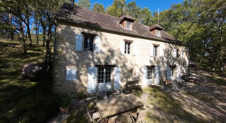 En Périgord Noir, sur les hauteurs à 10 mn de Montignac, maison en pierre sur 4 hectares dans un environnement boisé, calme et sans voisin proche.