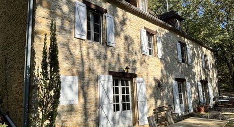 En Périgord Noir, sur les hauteurs à 10 mn de Montignac, maison en pierre sur 4 hectares dans un environnement boisé, calme et sans voisin proche.
