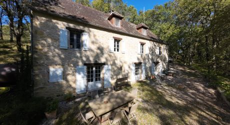 En Périgord Noir, sur les hauteurs à 10 mn de Montignac, maison en pierre sur 4 hectares dans un environnement boisé, calme et sans voisin proche.