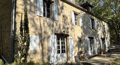 En Périgord Noir, sur les hauteurs à 10 mn de Montignac, maison en pierre sur 4 hectares dans un environnement boisé, calme et sans voisin proche.