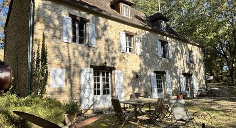 En Périgord Noir, sur les hauteurs à 10 mn de Montignac, maison en pierre sur 4 hectares dans un environnement boisé, calme et sans voisin proche.