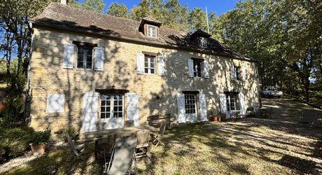 En Périgord Noir, sur les hauteurs à 10 mn de Montignac, maison en pierre sur 4 hectares dans un environnement boisé, calme et sans voisin proche.