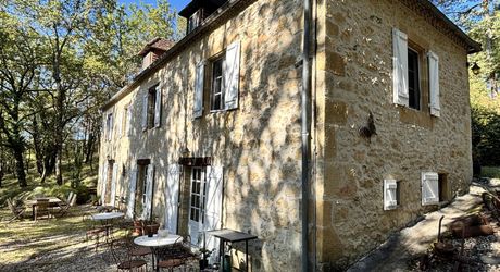 En Périgord Noir, sur les hauteurs à 10 mn de Montignac, maison en pierre sur 4 hectares dans un environnement boisé, calme et sans voisin proche.