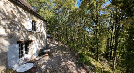 En Périgord Noir, sur les hauteurs à 10 mn de Montignac, maison en pierre sur 4 hectares dans un environnement boisé, calme et sans voisin proche.