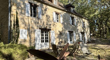 En Périgord Noir, sur les hauteurs à 10 mn de Montignac, maison en pierre sur 4 hectares dans un environnement boisé, calme et sans voisin proche.