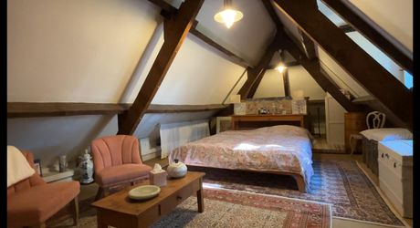 En Périgord Noir, sur les hauteurs à 10 mn de Montignac, maison en pierre sur 4 hectares dans un environnement boisé, calme et sans voisin proche.