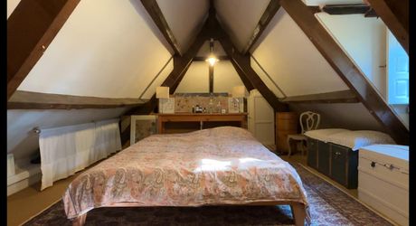 En Périgord Noir, sur les hauteurs à 10 mn de Montignac, maison en pierre sur 4 hectares dans un environnement boisé, calme et sans voisin proche.