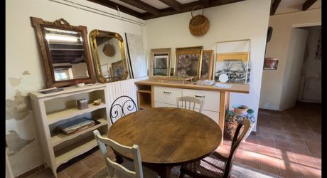 En Périgord Noir, sur les hauteurs à 10 mn de Montignac, maison en pierre sur 4 hectares dans un environnement boisé, calme et sans voisin proche.