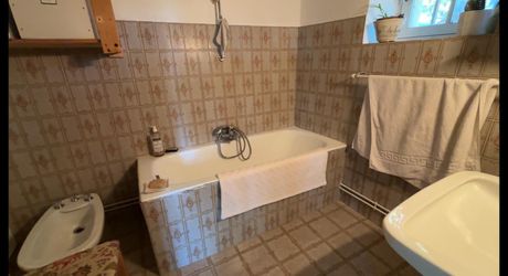 En Périgord Noir, sur les hauteurs à 10 mn de Montignac, maison en pierre sur 4 hectares dans un environnement boisé, calme et sans voisin proche.