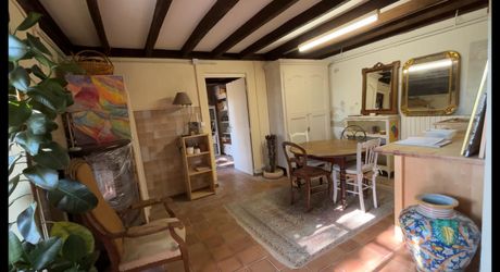En Périgord Noir, sur les hauteurs à 10 mn de Montignac, maison en pierre sur 4 hectares dans un environnement boisé, calme et sans voisin proche.
