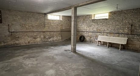 Aux portes du Périgord Noir, entre Terrasson et Montignac, belle maison contemporaine en pierre avec terrain attenant.
