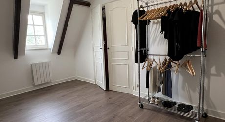 Aux portes du Périgord Noir, entre Terrasson et Montignac, belle maison contemporaine en pierre avec terrain attenant.