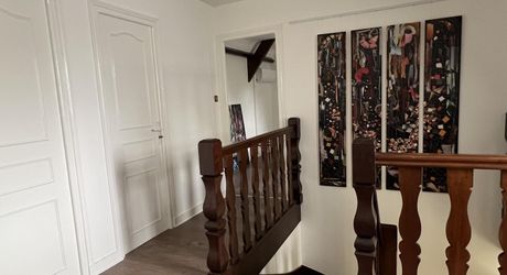 Aux portes du Périgord Noir, entre Terrasson et Montignac, belle maison contemporaine en pierre avec terrain attenant.