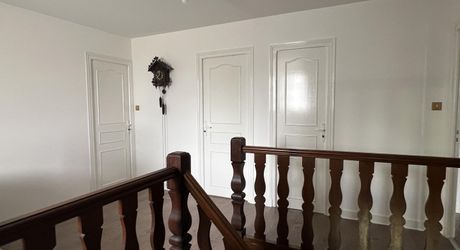 Aux portes du Périgord Noir, entre Terrasson et Montignac, belle maison contemporaine en pierre avec terrain attenant.
