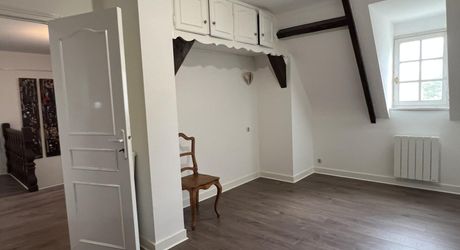 Aux portes du Périgord Noir, entre Terrasson et Montignac, belle maison contemporaine en pierre avec terrain attenant.