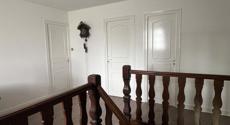Aux portes du Périgord Noir, entre Terrasson et Montignac, belle maison contemporaine en pierre avec terrain attenant.