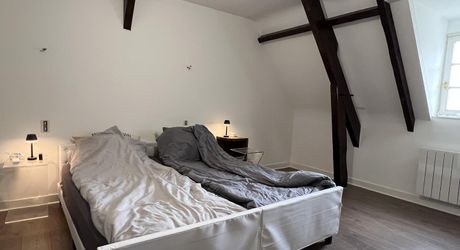 Aux portes du Périgord Noir, entre Terrasson et Montignac, belle maison contemporaine en pierre avec terrain attenant.