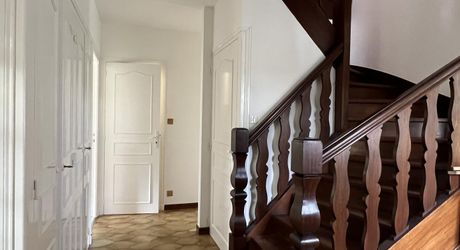 Aux portes du Périgord Noir, entre Terrasson et Montignac, belle maison contemporaine en pierre avec terrain attenant.