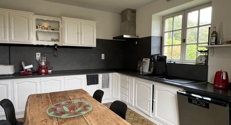 Aux portes du Périgord Noir, entre Terrasson et Montignac, belle maison contemporaine en pierre avec terrain attenant.