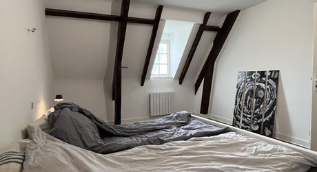 Aux portes du Périgord Noir, entre Terrasson et Montignac, belle maison contemporaine en pierre avec terrain attenant.