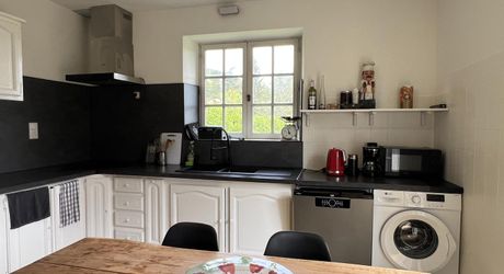 Aux portes du Périgord Noir, entre Terrasson et Montignac, belle maison contemporaine en pierre avec terrain attenant.