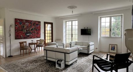 Aux portes du Périgord Noir, entre Terrasson et Montignac, belle maison contemporaine en pierre avec terrain attenant.