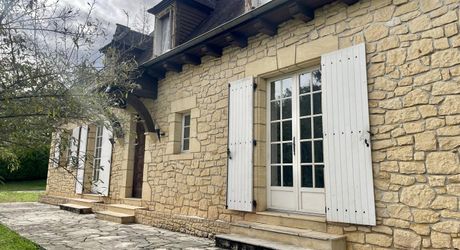 Aux portes du Périgord Noir, entre Terrasson et Montignac, belle maison contemporaine en pierre avec terrain attenant.