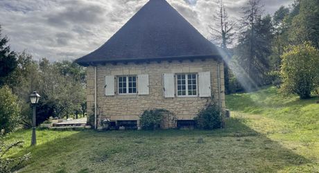 Aux portes du Périgord Noir, entre Terrasson et Montignac, belle maison contemporaine en pierre avec terrain attenant.