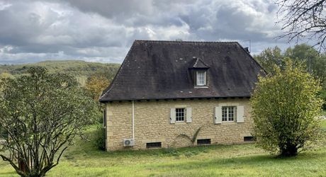 Aux portes du Périgord Noir, entre Terrasson et Montignac, belle maison contemporaine en pierre avec terrain attenant.