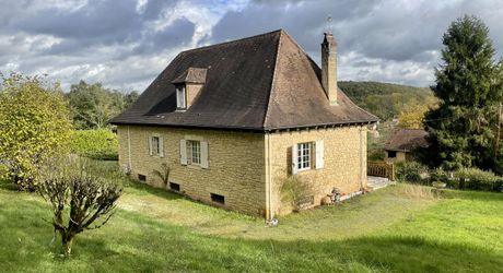 Aux portes du Périgord Noir, entre Terrasson et Montignac, belle maison contemporaine en pierre avec terrain attenant.