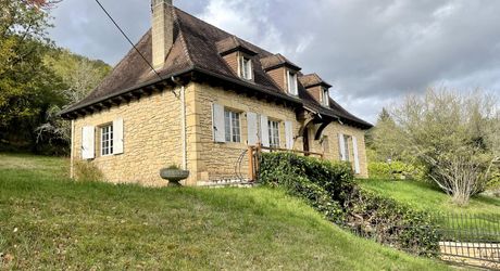 Aux portes du Périgord Noir, entre Terrasson et Montignac, belle maison contemporaine en pierre avec terrain attenant.