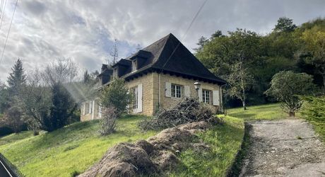 Aux portes du Périgord Noir, entre Terrasson et Montignac, belle maison contemporaine en pierre avec terrain attenant.