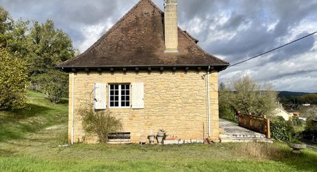Aux portes du Périgord Noir, entre Terrasson et Montignac, belle maison contemporaine en pierre avec terrain attenant.