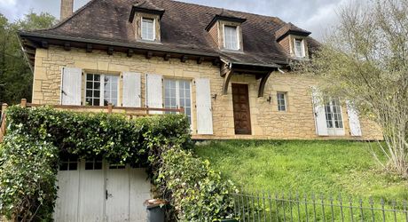 Aux portes du Périgord Noir, entre Terrasson et Montignac, belle maison contemporaine en pierre avec terrain attenant.