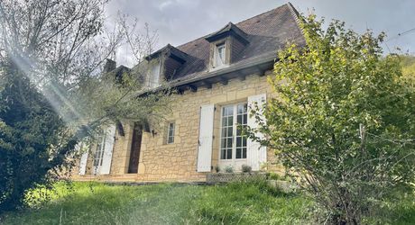 Aux portes du Périgord Noir, entre Terrasson et Montignac, belle maison contemporaine en pierre avec terrain attenant.