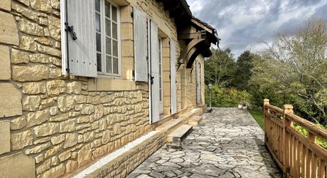 Aux portes du Périgord Noir, entre Terrasson et Montignac, belle maison contemporaine en pierre avec terrain attenant.