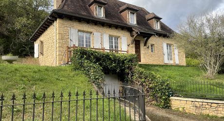 Aux portes du Périgord Noir, entre Terrasson et Montignac, belle maison contemporaine en pierre avec terrain attenant.