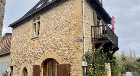 Dans le centre historique de Montignac-Lascaux, charmante maison en pierre rénovée.