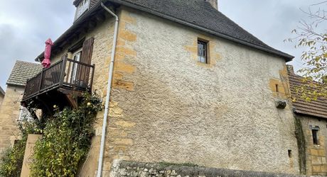 Dans le centre historique de Montignac-Lascaux, charmante maison en pierre rénovée.