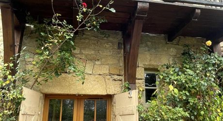 Dans le centre historique de Montignac-Lascaux, charmante maison en pierre rénovée.