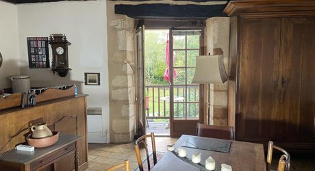 Dans le centre historique de Montignac-Lascaux, charmante maison en pierre rénovée.