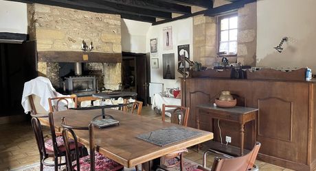 Dans le centre historique de Montignac-Lascaux, charmante maison en pierre rénovée.