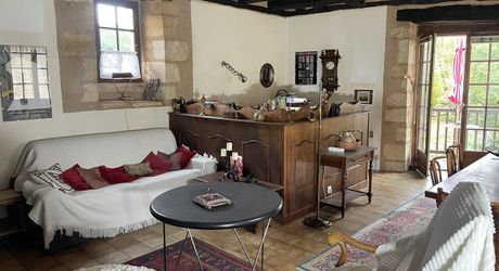 Dans le centre historique de Montignac-Lascaux, charmante maison en pierre rénovée.