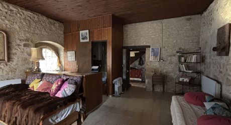 Dans le centre historique de Montignac-Lascaux, charmante maison en pierre rénovée.