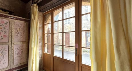 Dans le centre historique de Montignac-Lascaux, charmante maison en pierre rénovée.