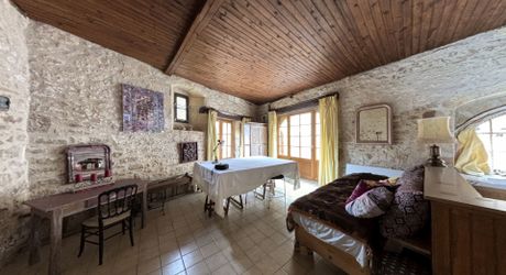 Dans le centre historique de Montignac-Lascaux, charmante maison en pierre rénovée.