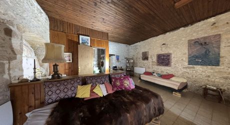 Dans le centre historique de Montignac-Lascaux, charmante maison en pierre rénovée.